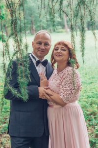 Sukienki dla starszych pań mają za zadanie podkreślić klasę, elegancję i urodę. W zależności od kroju, potrafią zamaskować nieco za szerokie biodra, masywne łydki lub ramiona, które utraciły jędrność. Wersje kolorystyczne sukienek dla starszych pań wcale nie różnią się od propozycji dla 30-latek. Jesteśmy pewni, że każda kobieta po 60 roku życia bez trudu znajdzie sukienkę trafiającą w jej gust.
