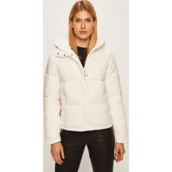 Calvin Klein Jeans - Kurtka. Czarne kurtki damskie Calvin Klein Jeans, s, bez wzorów, z poliesteru, krótkie. W wyprzedaży za 799,90 zł.