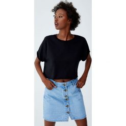 Koszulka z krótkim wywiniętym rękawem. Czarne bluzki damskie marki Pull&Bear, z krótkim rękawem. Za 29,90 zł.