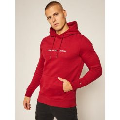 Bluza Tommy Jeans Straight Logo DM0DM08474. Czerwone bluzy męskie Tommy Jeans, m, bez wzorów, z jeansu, bez kołnierzyka, bez rękawów, bez kaptura. Za 449,00 zł.