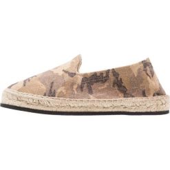 Oas Espadryle militare. Brązowe espadryle męskie marki Oas, z materiału. W wyprzedaży za 252,45 zł.