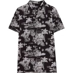 Koszulka polo z krótkim rękawem i nadrukiem all over. Czarne koszulki męskie Pull&Bear, m, z nadrukiem, z krótkim rękawem. Za 59,90 zł.