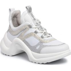 Sneakersy TOGOSHI - TG-16-03-000132 624. Białe półbuty damskie Togoshi, z aplikacjami, ze skóry ekologicznej, bez obcasa, na płaskiej podeszwie, bez zapięcia. W wyprzedaży za 299,00 zł.