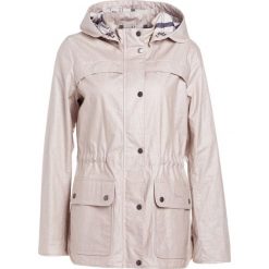 Barbour KIRK CALDY JACKET Parka ice white. Białe parki damskie Barbour, z bawełny. W wyprzedaży za 681,85 zł.