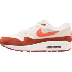 Nike Sportswear AIR MAX 1 Sneakersy niskie sail/vintage coral/mars stone. Czerwone trampki i tenisówki damskie Nike Sportswear, bez wzorów, ze skóry, vintage, bez zapięcia. W wyprzedaży za 398,30 zł.