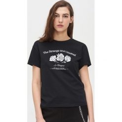 Koszulka oversize z nadrukiem - Czarny. Czarne koszulki damskie Cropp, s, z nadrukiem. Za 49,99 zł.