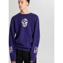 Bluza z nadrukiem na rękawach - Fioletowy. Fioletowe bluzy męskie Cropp, s, z nadrukiem, bez kołnierzyka, bez rękawów, bez kaptura. Za 79,99 zł.