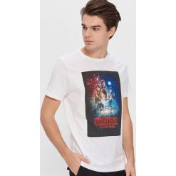 Koszulka Stranger Things - Biały. Białe koszulki damskie House, s, bez wzorów, bez kołnierzyka, bez rękawów. Za 49,99 zł.