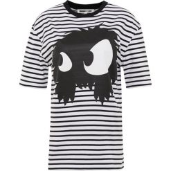 McQ Alexander McQueen BOYFRIEND Tshirt z nadrukiem black/white. Czarne bluzki damskie marki McQ Alexander McQueen, l, z nadrukiem, z bawełny, bez kołnierzyka, bez rękawów. Za 629,00 zł.