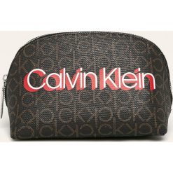 Calvin Klein - Kosmetyczka. Pomarańczowe kosmetyczki damskie Calvin Klein, bez wzorów, ze skóry ekologicznej. Za 179,90 zł.