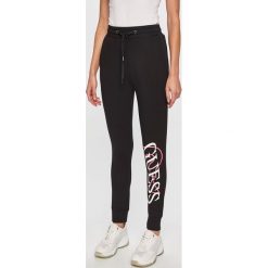 Guess Jeans - Spodnie. Czarne spodnie damskie Guess Jeans, s, z wiskozy. W wyprzedaży za 279,90 zł.