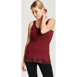 Top w kolorze bordowym. Czerwone bluzki damskie Zabaione, Hailys, l, w koronkowe wzory, z koronki, bez kołnierzyka. W wyprzedaży za 37,95 zł.