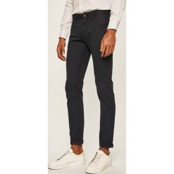 Tommy Hilfiger - Spodnie. Niebieskie spodnie męskie TOMMY HILFIGER, bez wzorów, z elastanu. W wyprzedaży za 299,90 zł.