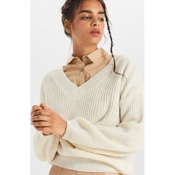 Sweter oversize - Kremowy. Białe swetry damskie Cropp, s, bez wzorów, bez rękawów, bez kaptura. Za 69,99 zł.