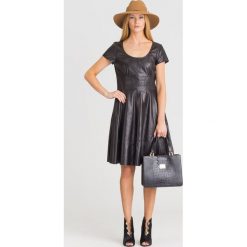 CZARNA SUKIENKA EMPORIO ARMANI. Czarne sukienki damskie ze skóry, z okrągłym kołnierzem, mini. Za 1989,50 zł.