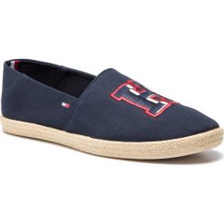 Espadryle TOMMY HILFIGER - Badge Summer Slipon FM0FM02209 Midnight 403. Niebieskie espadryle męskie TOMMY HILFIGER, na co dzień, bez wzorów, z tworzywa sztucznego, klasyczne, bez zapięcia. W wyprzedaży za 199,00 zł.