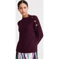 Sweter z ozdobnymi guzikami - Bordowy. Czerwone swetry damskie Reserved, s, bez wzorów, bez rękawów, bez kaptura. Za 119,99 zł.