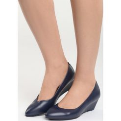 Granatowe Czółenka Ripple. Różowe czółenka marki Born2be, na niskim obcasie, na koturnie. Za 69,99 zł.
