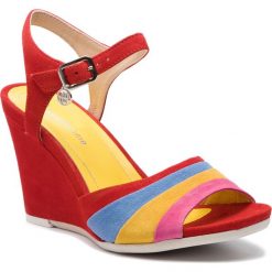 Sandały SOLO FEMME - 53115-42-G13/I56-07-00 Multicolor. Czerwone klapki damskie Solo Femme, z aplikacjami, ze skóry, bez obcasa, na obcasie. W wyprzedaży za 239,00 zł.