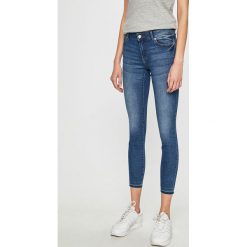 Jacqueline de Yong - Jeansy Jamie. Niebieskie jeansy damskie Jacqueline de Yong, bez wzorów, z elastanu. W wyprzedaży za 59,90 zł.