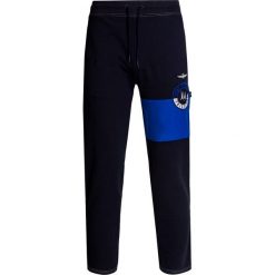 Spodnie dresowe AERONAUTICA MILITARE. Niebieskie spodnie męskie Aeronautica Militare, na co dzień, z aplikacjami, z dzianiny. Za 550,00 zł.