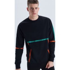 Bluza z taśmami - Czarny. Czarne bluzy męskie Cropp, s, bez wzorów, bez kołnierzyka, bez rękawów, bez kaptura. W wyprzedaży za 49,99 zł.