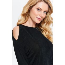 BLUZKA Z DŁUGIM RĘKAWEM Z DZIURAMI NA RAMIONACH. Czarne bluzki damskie Top Secret, bez wzorów, z dzianiny, eleganckie, bez kołnierzyka, z długim rękawem. W wyprzedaży za 29,99 zł.