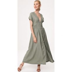 Zielona Sukienka Pother. Zielone sukienki damskie Born2be, s, bez wzorów, z tkaniny, bez kołnierzyka, z długim rękawem, długie, maxi. Za 129,99 zł.