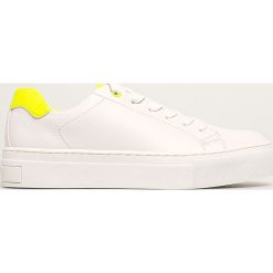 Marco Tozzi - Buty. Białe buty sportowe damskie Marco Tozzi, z gumy. W wyprzedaży za 129,90 zł.