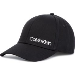 Czapka z daszkiem CALVIN KLEIN - Side Logo Cap K60K605170 001. Czarne czapki damskie Calvin Klein, bez wzorów, z bawełny. Za 159,00 zł.