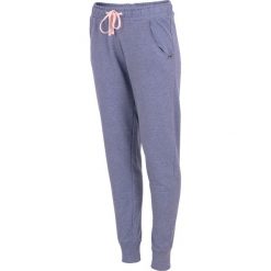 Spodnie dresowe damskie SPDD001 - denim melanż. Szare spodnie chłopięce marki 4f, na lato, melanż, z bawełny. Za 89,99 zł.