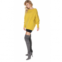Sweter oversize w łódkę miodowy. Pomarańczowe swetry damskie e-margeritka.pl, bez wzorów, z poliesteru, z długim rękawem, długie, bez kaptura. Za 139,99 zł.