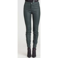 JEGGINSY SUPER SKINNY CROPPED EMPORIO ARMANI. Czarne jeansy damskie Armani Exchange, z aplikacjami, z jeansu. Za 299,50 zł.