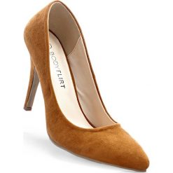 Czółenka bonprix koniakowy. Brązowe buty ślubne damskie bonprix, na szpilce. Za 37,99 zł.