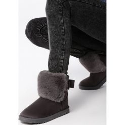 Szare Śniegowce Collingwood. Szare śniegowce damskie Born2be, na co dzień, bez zapięcia. Za 79,99 zł.