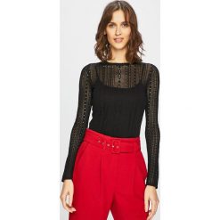 Guess Jeans - Sweter Ines. Czarne swetry damskie Guess Jeans, s, z aplikacjami, z wiskozy, z krótkim rękawem, krótkie, bez kaptura. W wyprzedaży za 199,90 zł.