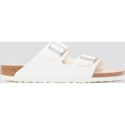 Birkenstock Klapki Arizona Narrow - White. Białe klapki damskie marki Birkenstock, w paski, ze skóry, bez obcasa. Za 343,95 zł.