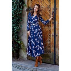 Modna sukienka midi granatowy w kwiatki. Niebieskie sukienki damskie Lemoniade, na zimę, w paski, z materiału, bez kołnierzyka, bez rękawów, długie, midi. Za 259,00 zł.