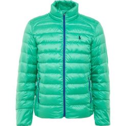 Polo Ralph Lauren Kurtka puchowa course green. Zielone kurtki męskie Polo Ralph Lauren, na zimę, s, bez wzorów, z poliesteru. W wyprzedaży za 503,60 zł.