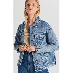 Klasyczna kurtka jeansowa - Niebieski. Niebieskie kurtki damskie Cropp, s, bez wzorów, z jeansu, klasyczne, bez kaptura. W wyprzedaży za 69,99 zł.