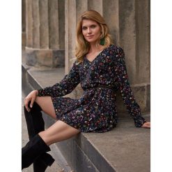 SUKIENKA MINI W KWIATY. Szare sukienki balowe Top Secret, na jesień, w kwiaty, mini. Za 139,99 zł.
