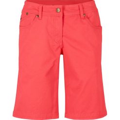 Bermudy bonprix koralowy. Czerwone spodnie damskie bonprix. Za 79,99 zł.
