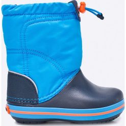 Crocs - Śniegowce dziecięce. Niebieskie śniegowce chłopięce Crocs, na zimę, bez zapięcia. W wyprzedaży za 189,90 zł.