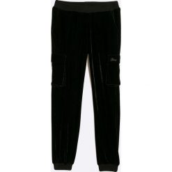 Name it - Spodnie dziecięce 128-164 cm. Czarne spodnie dziewczęce marki Name it, bez wzorów, z elastanu, casualowe. W wyprzedaży za 59,90 zł.