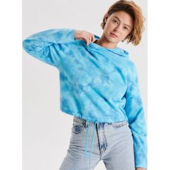 Bluza tie dye z kapturem - Niebieski. Niebieskie bluzy damskie Cropp, s, bez wzorów, bez rękawów, z kapturem. Za 79,99 zł.