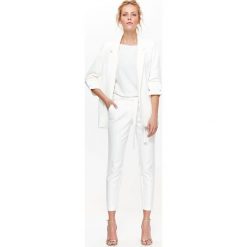 Eleganckie spodnie z kantem z wiązaniem w pasie. Białe spodnie damskie s, z tkaniny. W wyprzedaży za 49,99 zł.