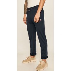 Guess Jeans - Spodnie. Niebieskie spodnie męskie Guess Jeans, na co dzień, s, z aplikacjami, z elastanu. W wyprzedaży za 179,90 zł.