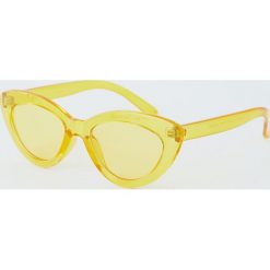Przezroczyste okulary przeciwsłoneczne cat eye. Żółte okulary przeciwsłoneczne damskie marki Pull&Bear. Za 49,90 zł.