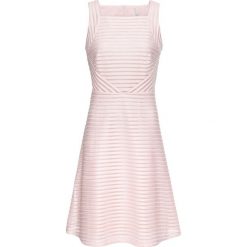 Sukienka bonprix pastelowy jasnoróżowy. Różowe sukienki damskie bonprix, bez wzorów, eleganckie, bez kołnierzyka, bez rękawów. Za 99,99 zł.