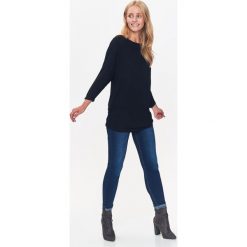 T-shirt długi rękaw damski gładki. Czarne t-shirty damskie z dzianiny, z okrągłym kołnierzem. W wyprzedaży za 19,99 zł.